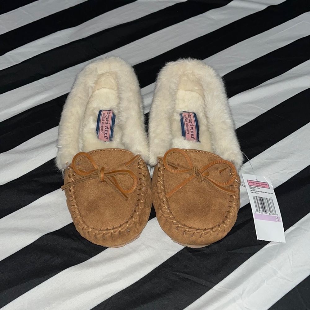 Size 6 NWT Vineyard Vines faux suede shearling slippers